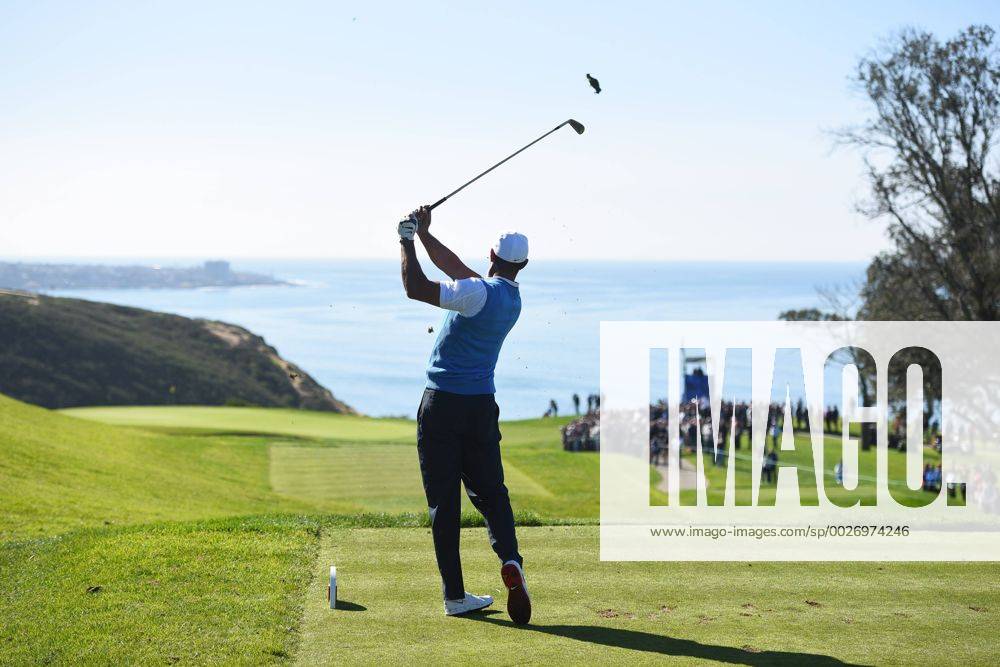- SPORT SAN DIEGO, CA - JANUARY 26: Tiger Woods hits from the third hole tee on the South Course during the first round of the Farmers Insurance Open golf tournament at Torrey Pines Municipal Golf Course. (Photo by Brian Rothmuller Icon Sportswire) GOLF: JAN 26 PGA Golf Herren - Farmers Insurance Open - First Round Icon170126008