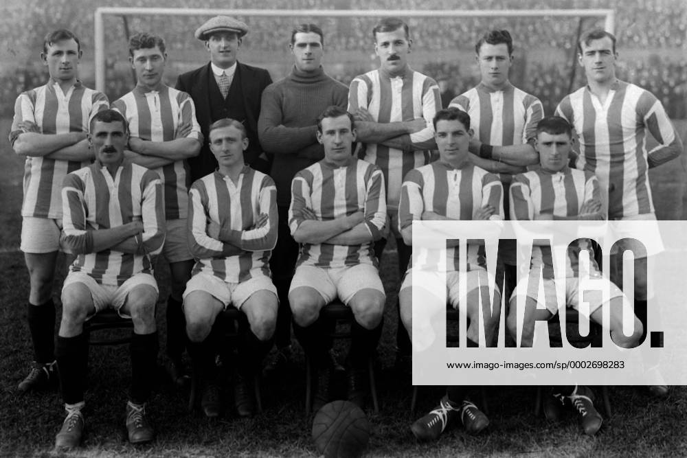 Mannschaftsbild Manchester United, hi.v.li.: John Hodge, Gripps, Frank Knowles, Torwart Robert Beale, George William Stacey, Michael Hamill, Arthur Whalley, vorn: Billy Meredith, Wilfred Woodcock, George ... - Fußball Herren English Football League First Division 1913 1914, One, 1. Englische Liga, Manchester United, ManU Totale Manchester Fußball Herren English Football League First Division 1913 1914, One, 1. Englische Liga, Manchester United, ManU Totale Manchester