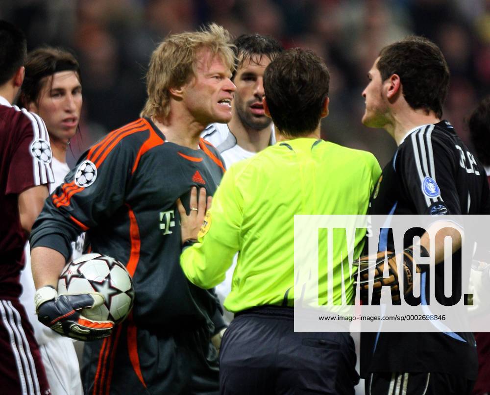 Schiedsrichter Lubos Michel (Mitte, Slowakei) muss Torwart Oliver Kahn (Bayern, li.) und dessen Torwartkollegen Iker Casillas (Real Madrid) von einander trennen Fußball EC 1 Herren Champions League 2006 2007, Achtelfinale, FC Bayern München - Real Madrid CF 2:1 Gruppe München Wut, Spannung, Fußball EC 1 Herren Champions League 2006 2007, Achtelfinale, FC Bayern München - Real Madrid CF 2:1 Gruppe München Wut, Spannung,