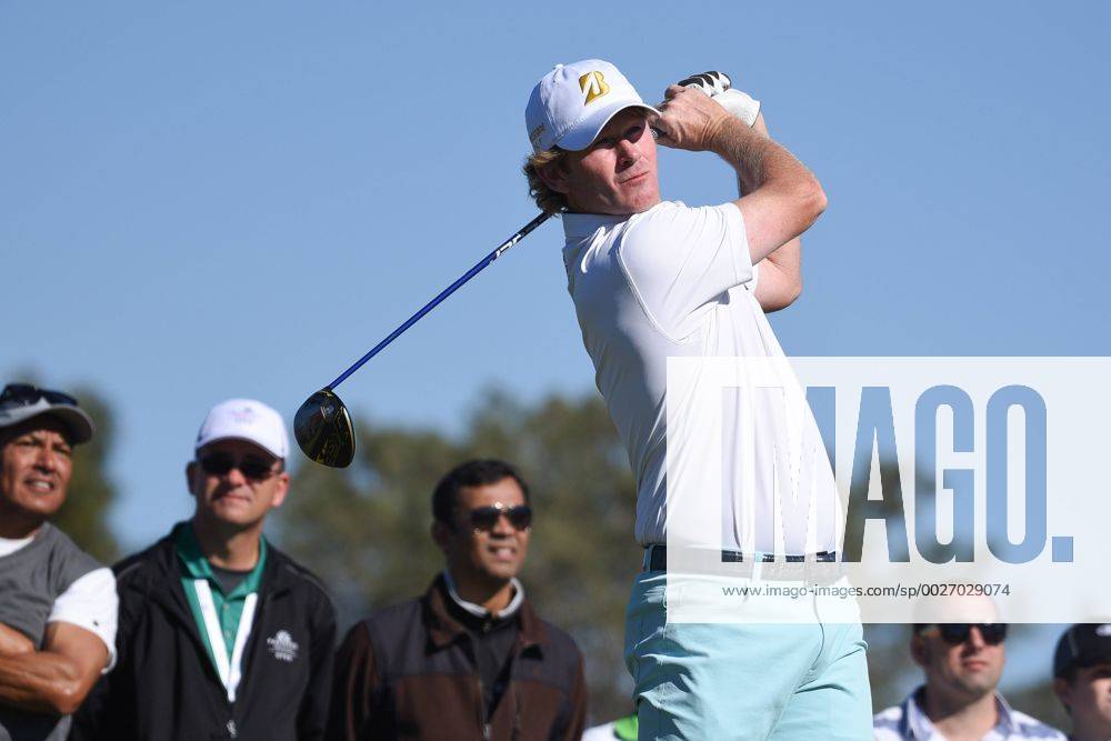 SAN DIEGO, CA - JANUARY 29: Brandt Snedeker hits from the second hole tee on the South Course during the final round of the Farmers Insurance Open golf tournament at Torrey Pines Municipal Golf Course on January 29. (Photo by Brian Rothmuller Icon Sportswire) GOLF: JAN 29 PGA Golf Herren - Farmers Insurance Open - Final Round Icon170129015