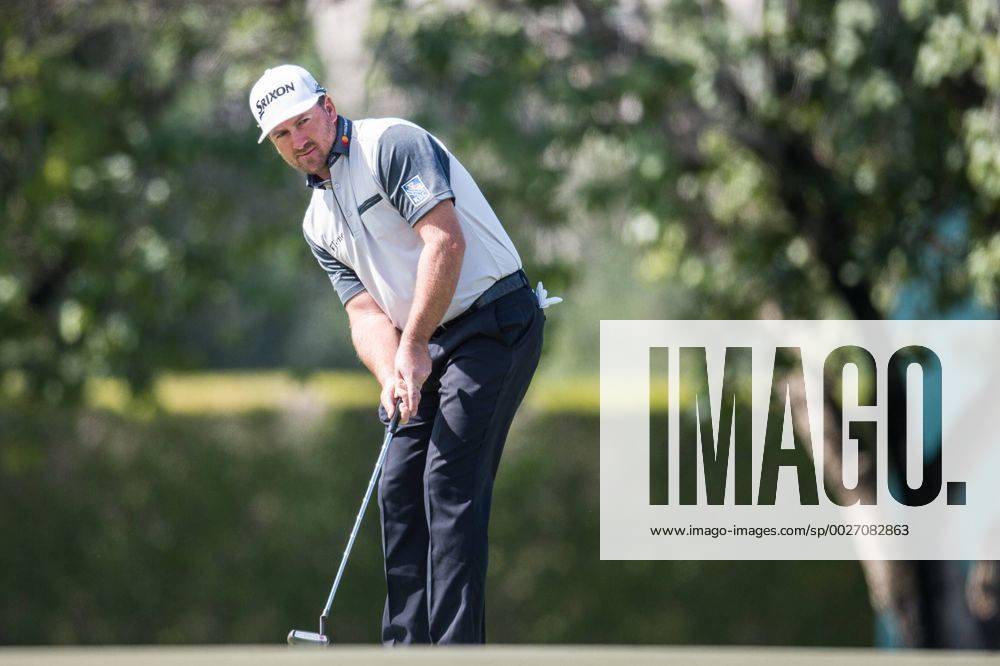 Graeme Mcdowell of Northern Ireland putts during the PGA Golf Herren European Tour Dubai Desert Classic Tournament Day 3 at the Emirates Golf Club, Dubai, UAE on 4 February 2017.