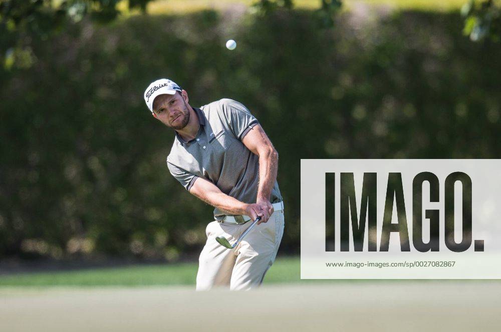 Maximillian Kieffer of Germany plays a chip during the PGA Golf Herren European Tour Dubai Desert Classic Tournament Day 3 at the Emirates Golf Club, Dubai, UAE on 4 February 2017.