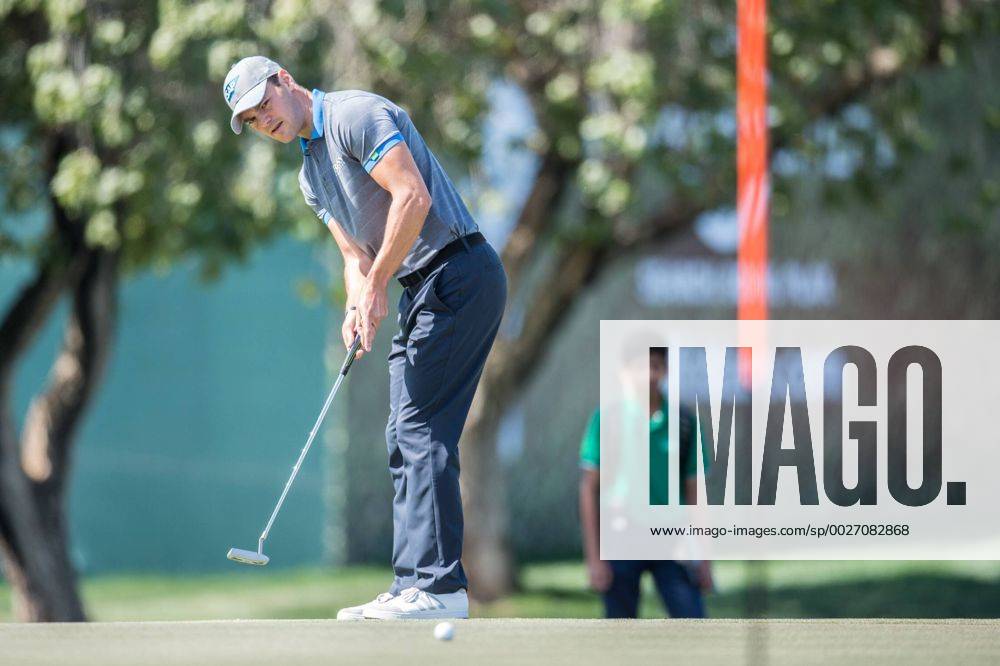 Martin Kaymer of Germany putts during the PGA Golf Herren European Tour Dubai Desert Classic Tournament Day 3 at the Emirates Golf Club, Dubai, UAE on 4 February 2017.