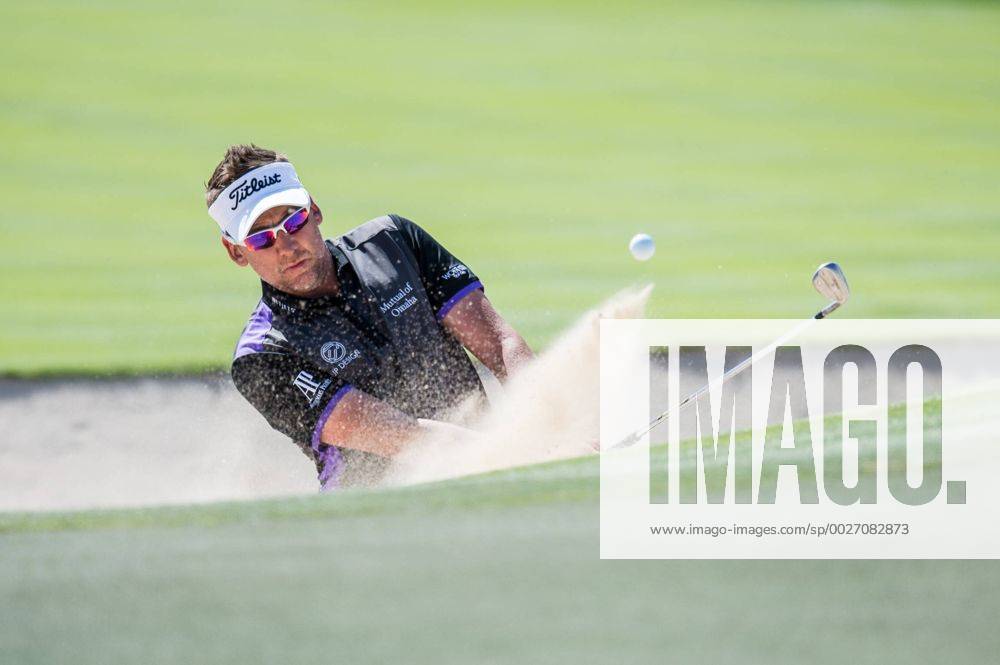 Ian Poulter of England plays from the bunker during the PGA Golf Herren European Tour Dubai Desert Classic Tournament Day 3 at the Emirates Golf Club, Dubai, UAE on 4 February 2017.
