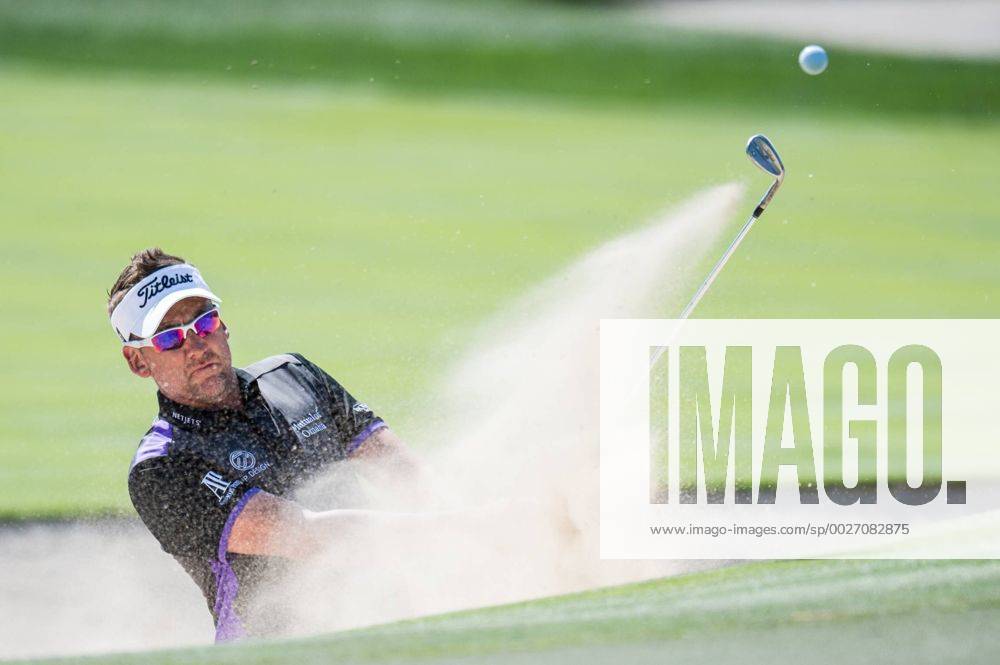 Ian Poulter of England plays from the bunker during the PGA Golf Herren European Tour Dubai Desert Classic Tournament Day 3 at the Emirates Golf Club, Dubai, UAE on 4 February 2017.