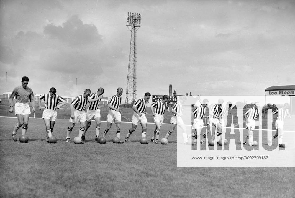 West Brom Spieler während des Trainings am Ball - Fußball Herren English First Division 1958 1959, One, 1. Englische Liga, West Bromwich Albion, Vneg, Vsw Totale West Bromwich Fußball Herren English First Division 1958 1959, One, 1. Englische Liga, West Bromwich Albion, Vneg, Vsw Totale West Bromwich