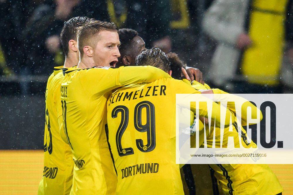 Marco Reus (Borussia Dortmund 11) beim Torjubel nach dem Treffer zum 1:0 mit Pierre-Emerick Aubameyang (Borussia Dortmund 17 - verdeckt) beim Bundesligaspiel zwischen Borussia Dortmund und RB Leipzig am 04.02.2017, Dortmund