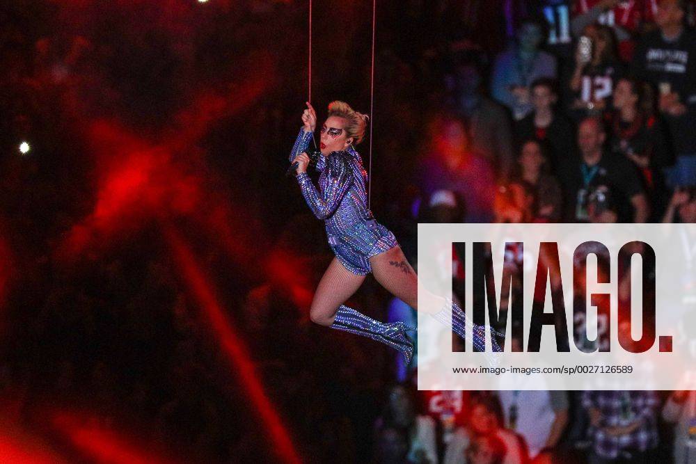 HOUSTON, TX - FEBRUARY 05: Lady Gaga performs during the Pepsi Halftime Show for Super Bowl LI on February 05, 2017, at NRG Stadium in Houston, TX. (Photo by Rich Graessle Icon Sportswire) NFL American Football Herren USA FEB 05 Super Bowl LI - Halftime Show Icon020517037751