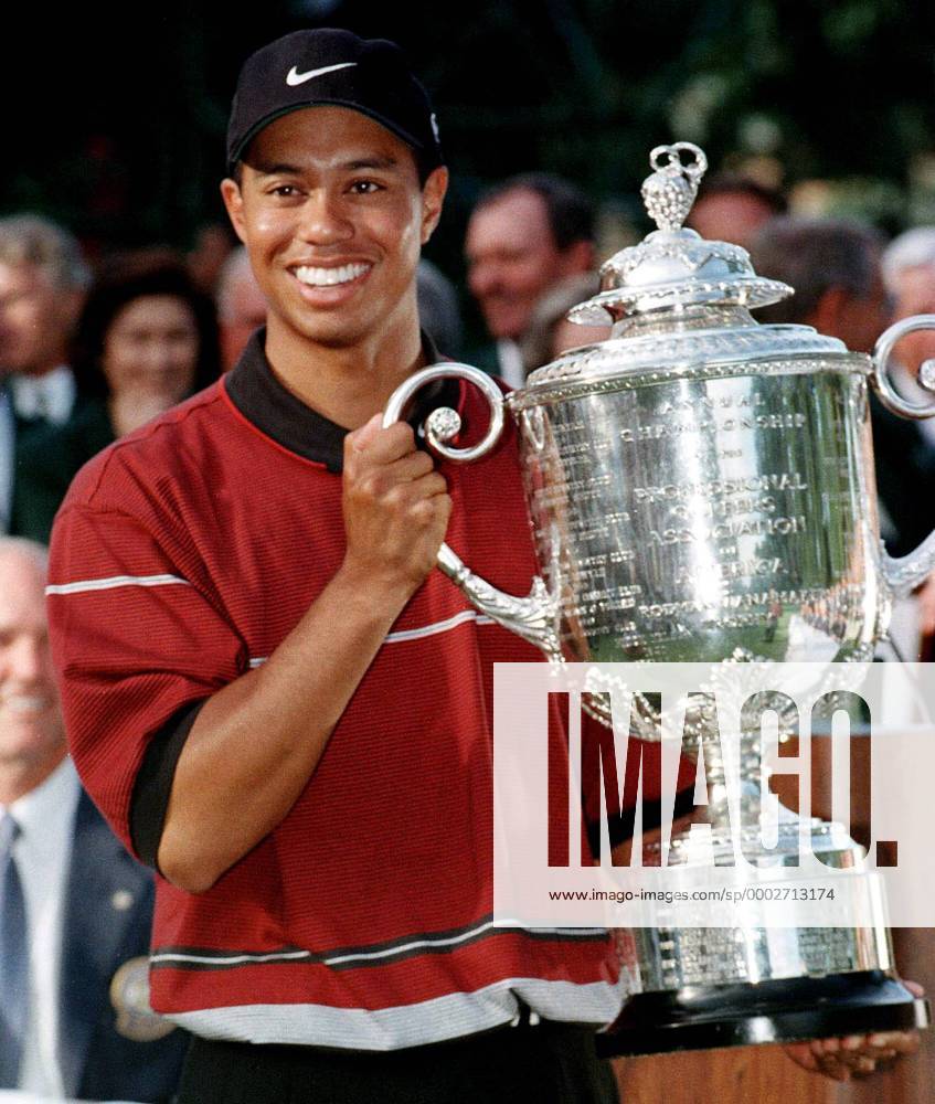 Eldrick Tiger Woods (USA) präsentiert stolz die Wanamaker Trophy für seinen Sieg bei den PGA Championship 1999 - (CHI99081506) Golf Herren PGA Championship 1999, Tour Einzelbild Medinah, Illinois Freude, Golf Herren PGA Championship 1999, Tour Einzelbild Medinah, Illinois Freude,