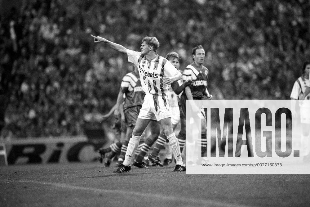 Stefan Effenberg (Borussia Mönchengladbach), dahinter Andreas Müller (FC Schalke 04)