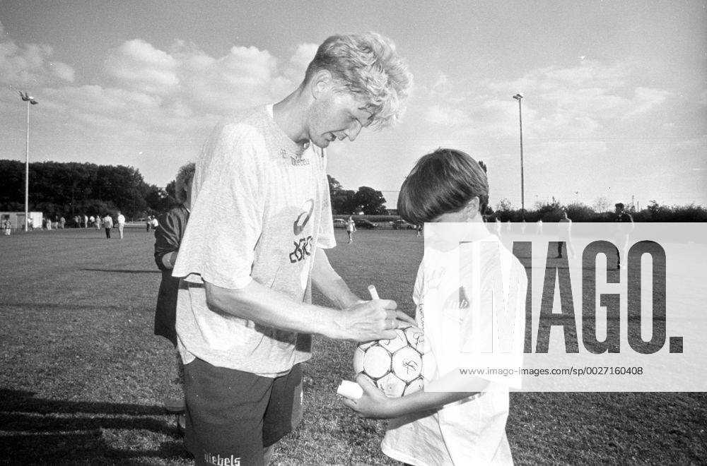 Stefan Effenberg (Borussia Mönchengladbach) schreibt Autogramme