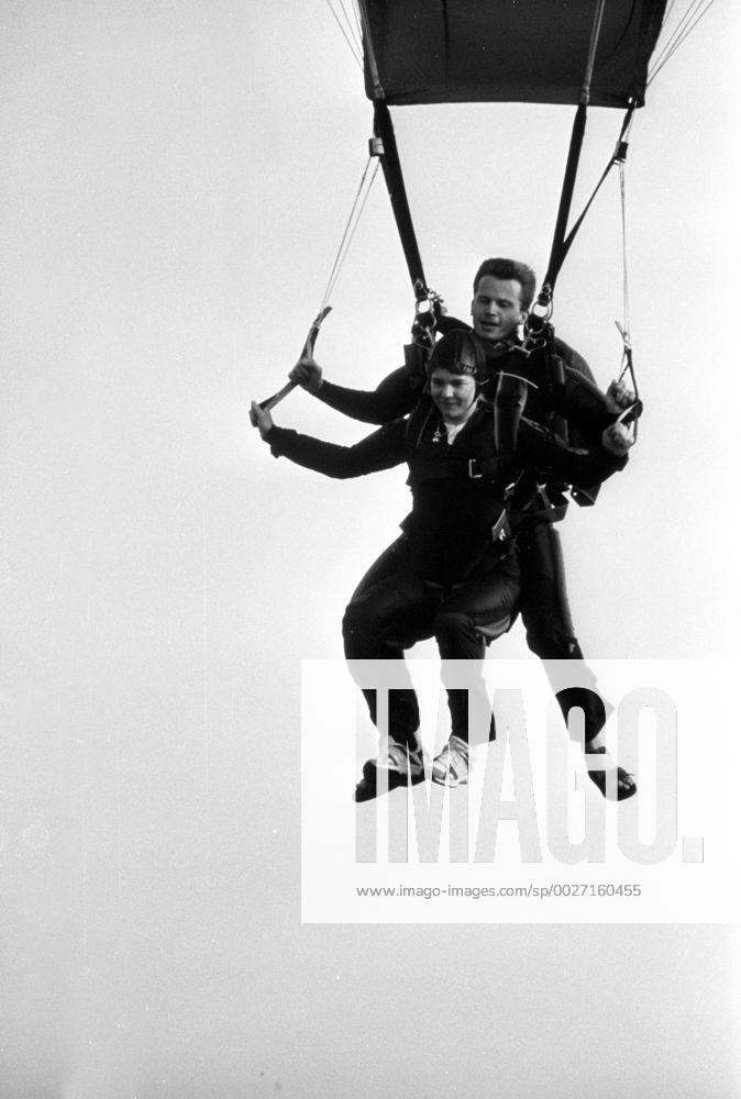 Die alpinen DSV Damen beim Ausgleichssport, Katja Seizinger versucht sich im Fallschirmspringen
