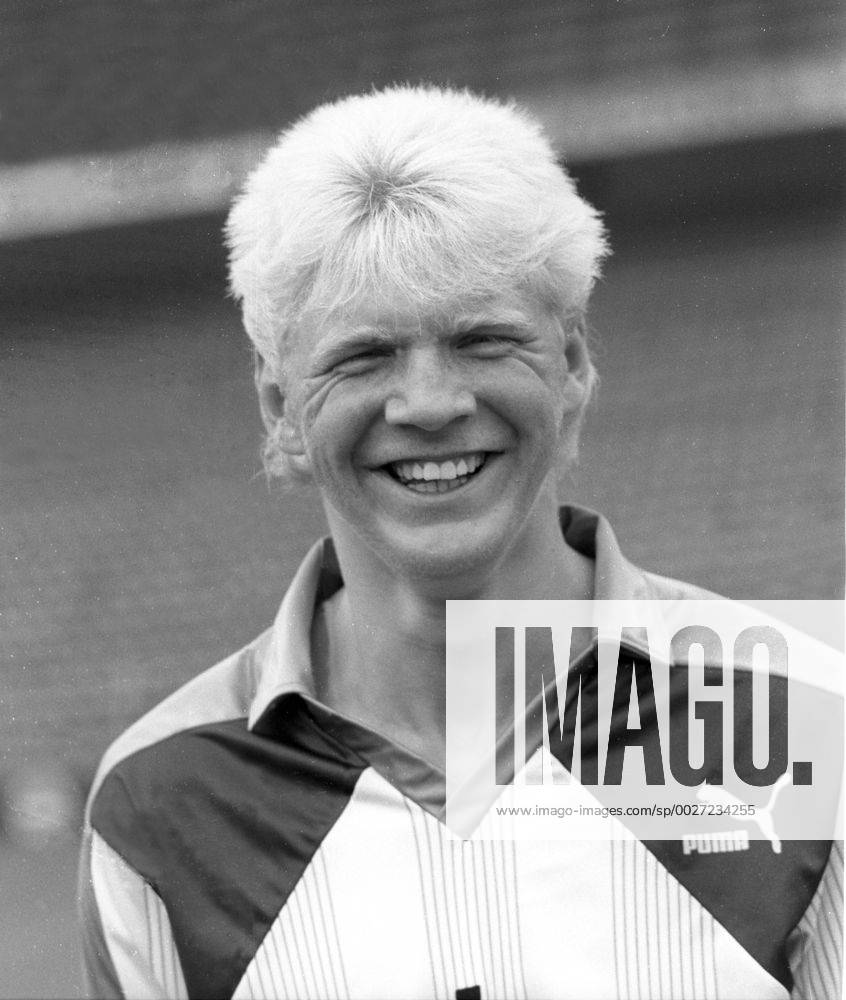 Stefan Effenberg (Borussia Mönchengladbach) im Portrait lacht 27.06.1988. HM