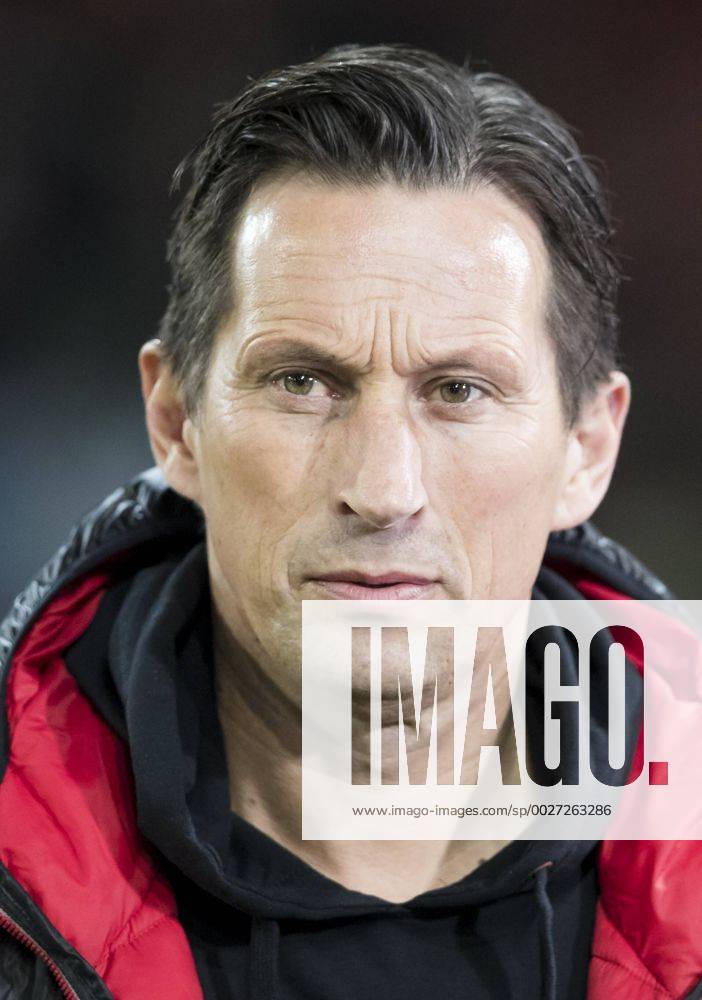 Roger SCHMIDT, Trainer Leverkusen Halbfigur , Aktion, Einzelbild, Portrait, Portraet, Einzelaktion FC AUGSBURG - BAYER 04 LEVERKUSEN Fussball 1. Bundesliga , Augsburg, am 17.02.2017, 21.Spieltag, Saison 2016 2017, 1.Liga, 1.Bundesliga,FCA