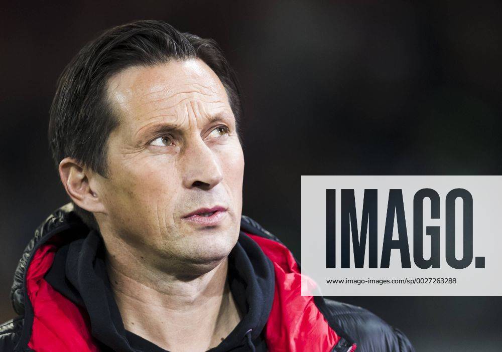 Roger SCHMIDT, Trainer Leverkusen Halbfigur , Aktion, Einzelbild, Portrait, Portraet, Einzelaktion FC AUGSBURG - BAYER 04 LEVERKUSEN Fussball 1. Bundesliga , Augsburg, am 17.02.2017, 21.Spieltag, Saison 2016 2017, 1.Liga, 1.Bundesliga,FCA