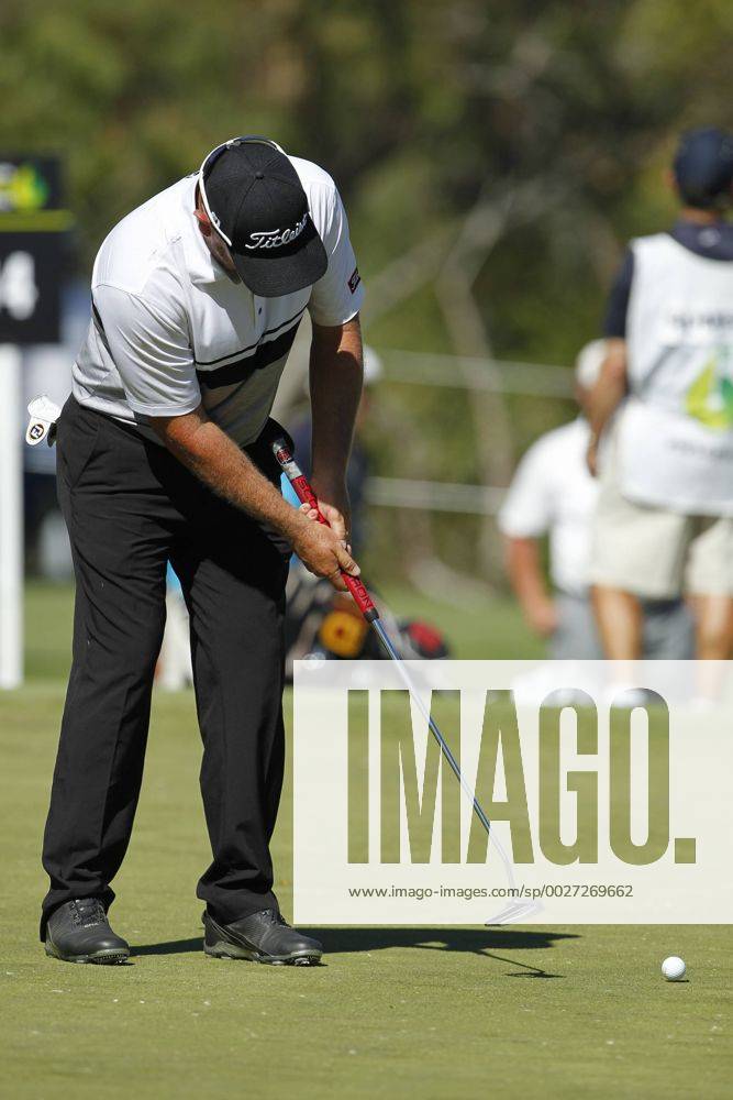 February 18th 2017, Lake Karrinyup Country Club, Perth, Western Australia, Australia; ISPS Handa World Super 6 Perth Golf Tournament Day 3 David Bransdon (AUS) putts on the 14th green during his round of 72 on day 3 Woodleyx ActionPlus11847398