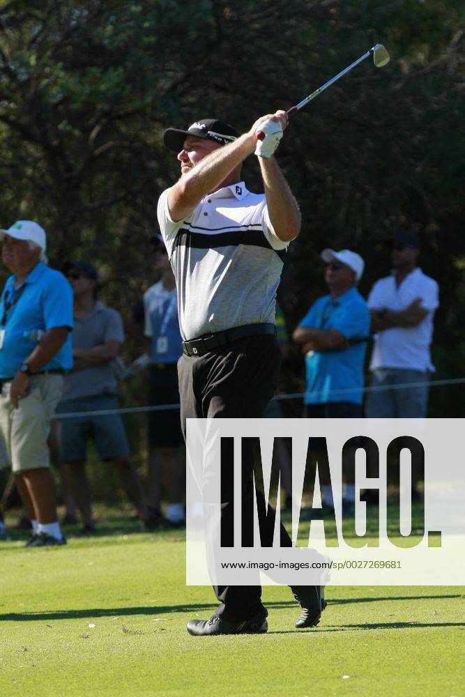 February 18th 2017, Lake Karrinyup Country Club, Perth, Western Australia, Australia; ISPS Handa World Super 6 Perth Golf Tournament Day 3 David Bransdon (AUS) plays an approach shot on the 18th fairway during his round of 72 on day 3 Woodleyx ActionPlus11847401