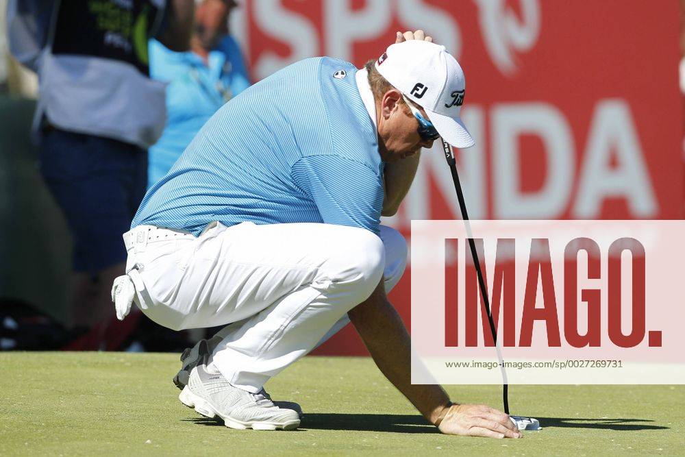 February 18th 2017, Lake Karrinyup Country Club, Perth, Western Australia, Australia; ISPS Handa World Super 6 Perth Golf Tournament Day 3 Steven Jeffress (AUS) places his ball on the 14th green during his round on day 3 Woodleyx ActionPlus11847432