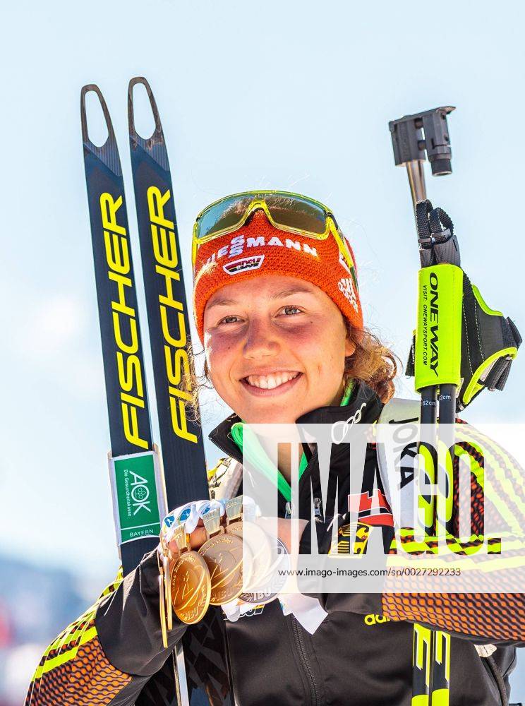 Biathlonarena, Hochfilzen, AUT, IBU Weltmeisterschaften Biathlon, Hochfilzen 2017, Massenstart Damen, Siegerehrung, im Bild Laura Dahlmeier (GER) mit ihren Medaillen Laura Dahlmeier of Germany presents her Medals to the Photographers during Winner Ceremony of the Womens Masstart of the IBU Biathlon World Championships at the Biathlonarena in Hochfilzen, Austria on 2017 02 19. Hochfilzen EP_fei
