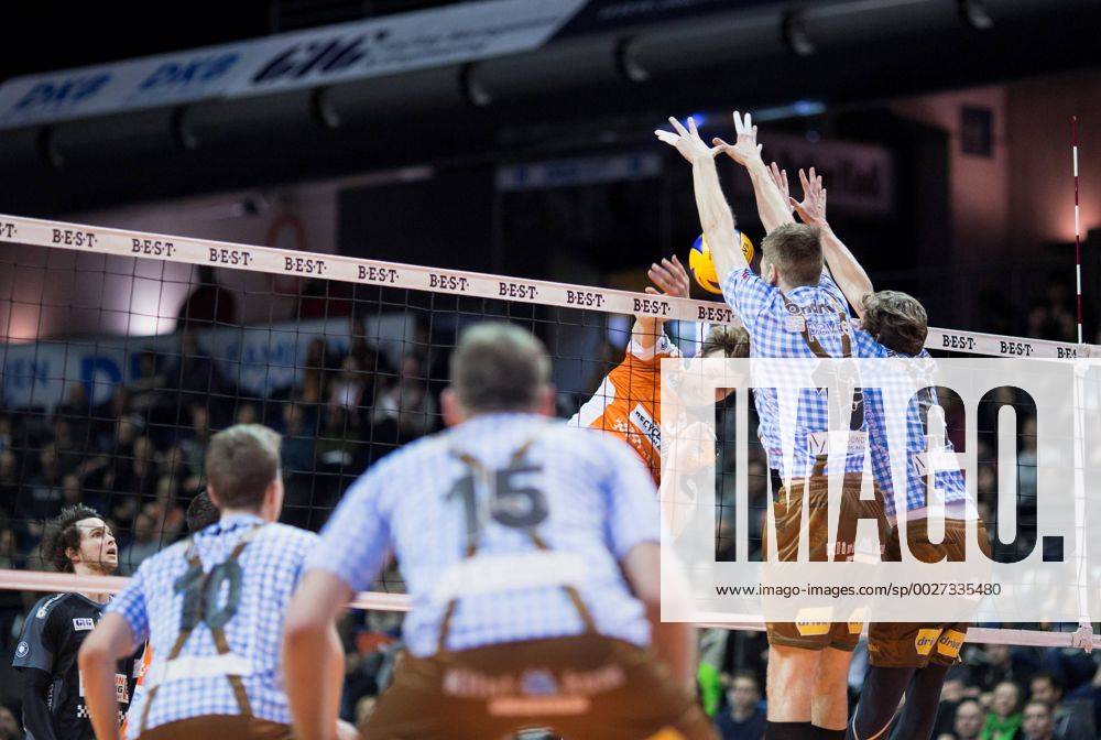 Berlin, Deutschland, 22.02.2017: Volleyball Bundesliga Saison 2016 2017 - Berlin Recycling Volleys - TSV Herrsching. Robert Kromm (BR Volleys 3) gegen den Block aus Peter Ondrovic (Herrsching 13) und Patrick Steuerwald (Herrsching 4)