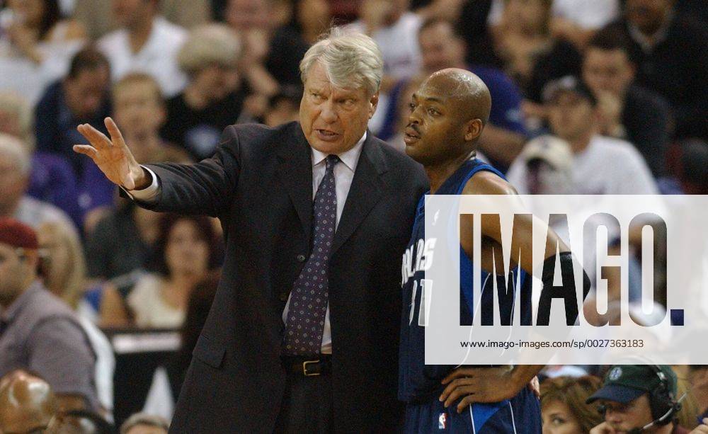 Dallas coach Don Nelson talks with guard Nick Van Exel during the first quarter of game three of the 2003 NBA Basketball Herren USA Western Conference Playoffs between the Dallas Mavericks and the Sacramento Kings at Arco Arena in Sacramento, California. Saturday May 10, 2003. (Sacramento Bee Photograph by ) ZUMA Press Sacramento Bee Image Archive - ZUMAL.JP 20030922_aag_s76_098