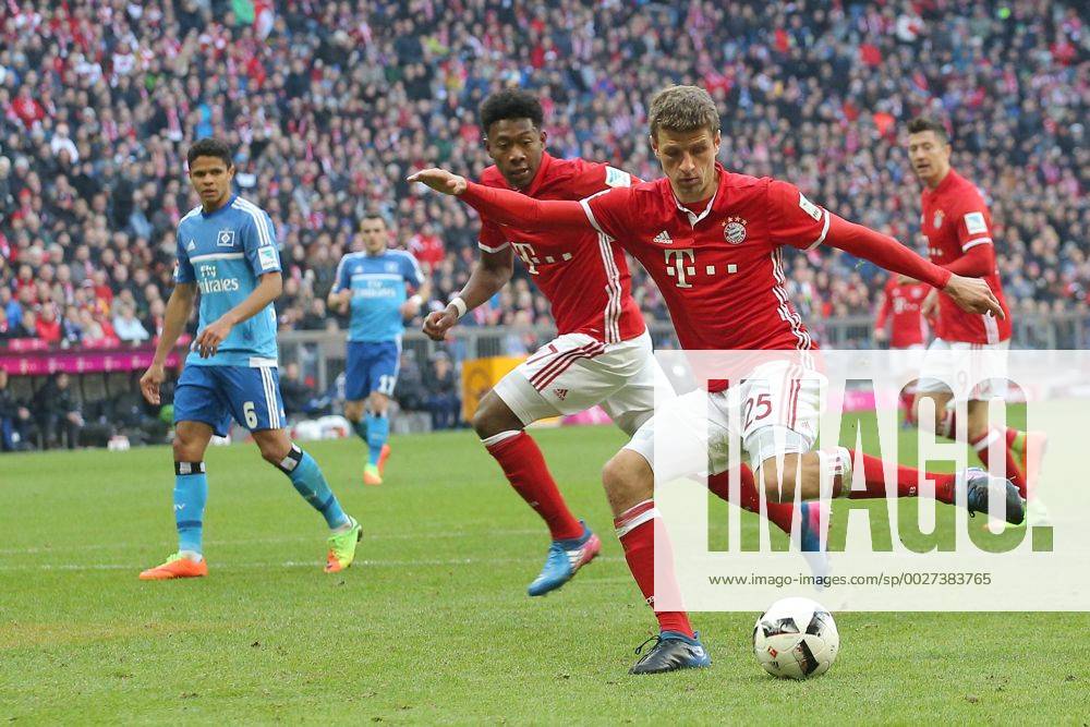 Thomas Mueller (FC Bayern Muenchen 25) legt auf David Alaba (FC Bayern Muenchen 27) ab, FC Bayern Muenchen vs. Hamburger SV, 1.Bundesliga, Fussball, 25.02.2017, Muenchen
