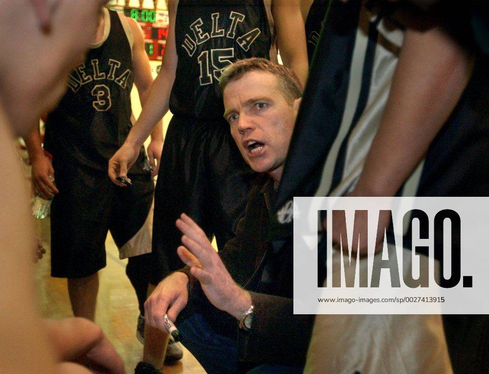 Former New England Patriots quarterback Tony Eason now coaches for Delta High in Clarksburg, his old alma mater, and he is seen Tuesday January 29, 2002 instructing his team in a time out huddle during a 78-56 loss to Rio Vista High in Rio Vista.(Sacramento Bee Chris Crewell) ZUMA Press - ZUMALE.J 20020922_aab_s76_310