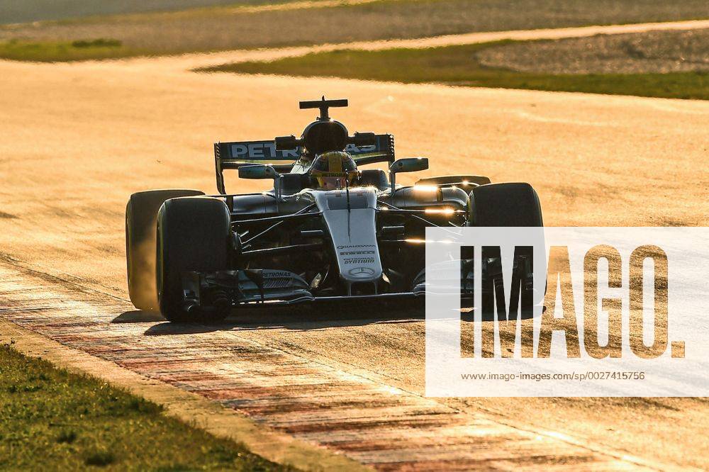 - SPORT Lewis Hamilton (Mercedes AMG Petronas Formula One Team) mit seinem Auto auf der Strecke bei Sonnenuntergang, Formel 1 Test, Motorsport, Formel 1, 27.02.2017, Barcelona