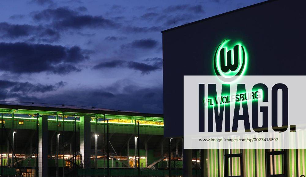 Geschäftsstelle des VfL Wolfsburg und im Hintergrund die Volkswagenarena bei Nacht