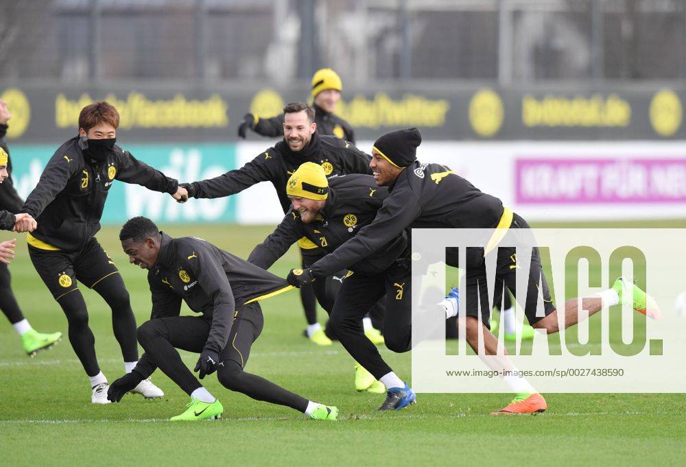 Fussball, Saison 2016 2017, 1. Bundesliga, Training Borussia Dortmund, Die BVB Spieler hatten Spass beim Fangen, v.re., Pierre-Emerick Aubameyang, Pierre Emerick Aubameyang (Borussia Dortmund), Andre Schuerrle, Andre Schürrle (Borussia Dortmund), Gonzalo Castro (Borussia Dortmund), Ousmane Dembele, Ousmane Dembele (Borussia Dortmund), Shinji Kagawa (Borussia Dortmund)