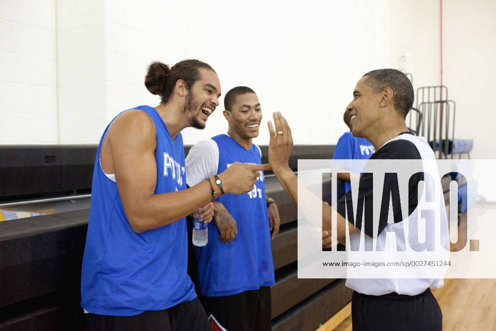 Aug 08, 2010 - Washington, District of Columbia, U.S. - President BARACK OBAMA jokes with Chicago Bulls players Joakim Noah and Derrick Rose. The President played basketball with friends, college and professional basketball players, before an audience that included wounded warriors and White House mentees at Fort McNair in Washington, D.C. (Credit Image: - ZUMAz03_ 20100808_cob_z03_346