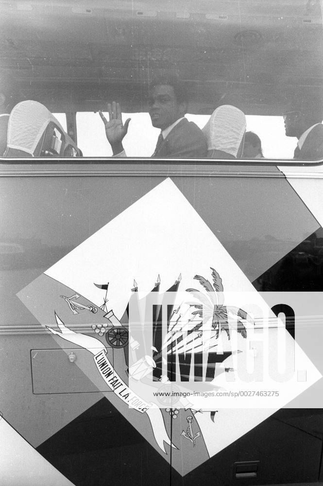 WM 1974, Ankunft Haiti am Flughafen München, der Mannschaftsbus