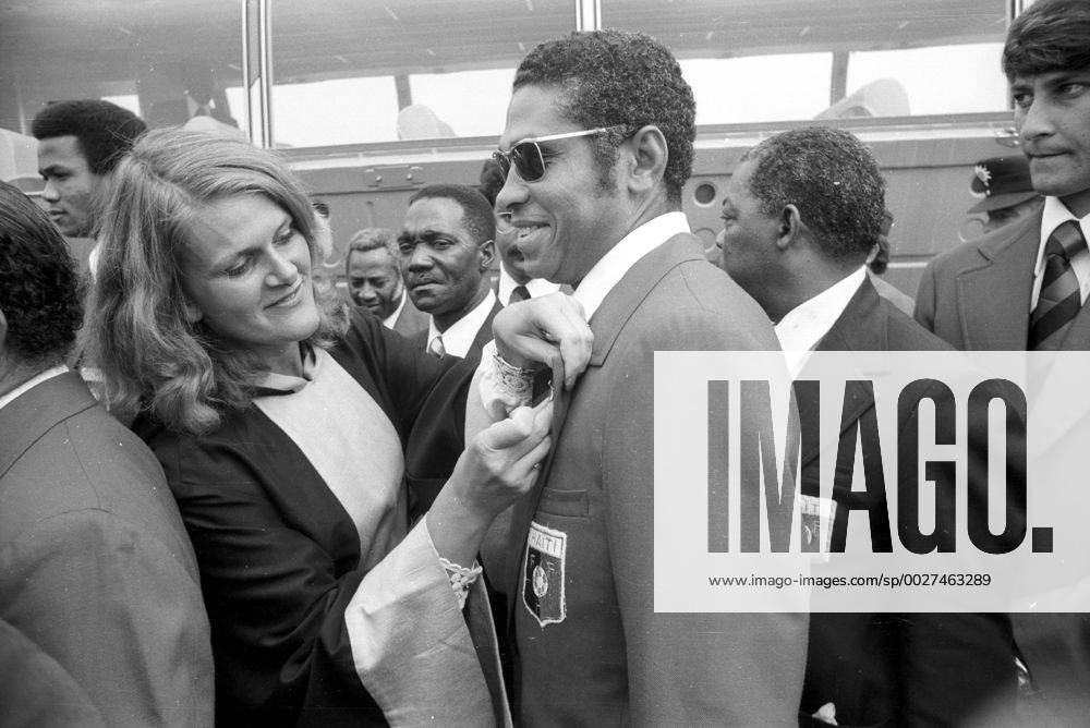 WM 1974, Ankunft Haiti am Flughafen München, das Münchner Kindl begrüßt das Team