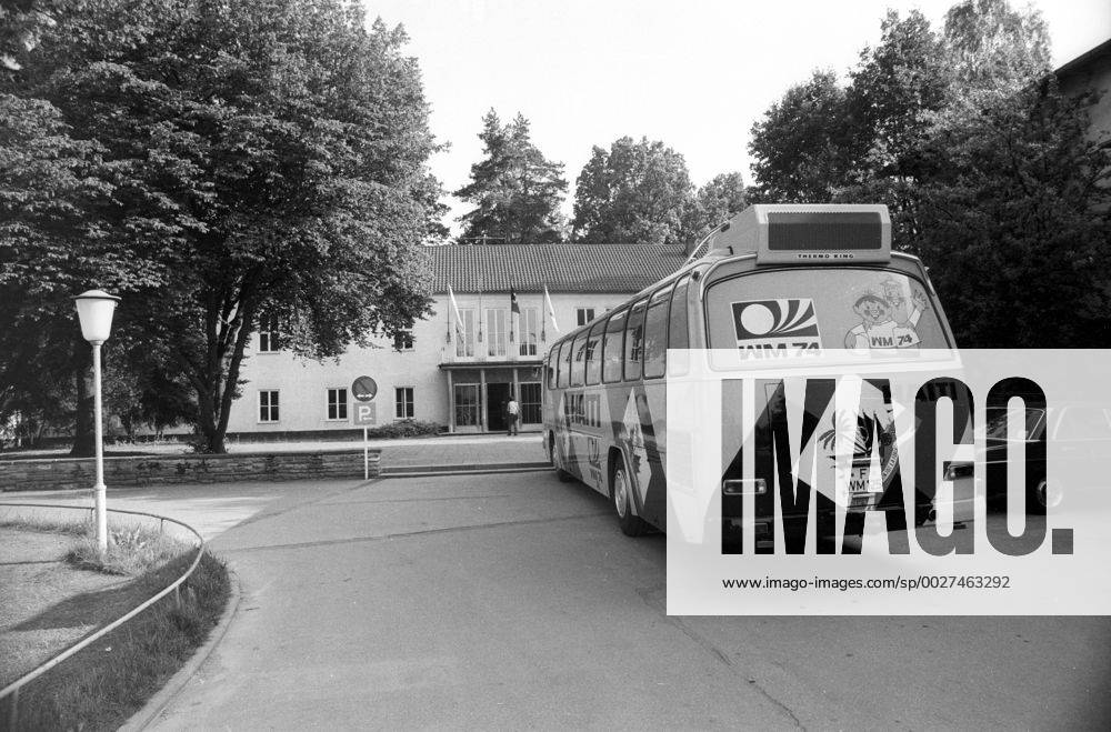 WM 1974, Nationalmannschaft Haiti in der Sportschule Grünwald, der Mannschaftsbus