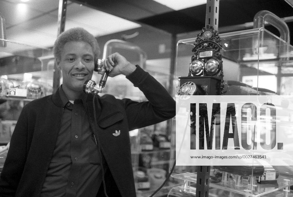 WM 1974, Nationalmannschaft Haiti, Stadtbummel in München, Ernst Jean Joseph in einem Telefongeschäft