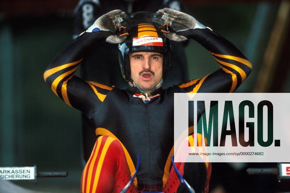 Georg Hackl (Deutschland) bei Startvorbereitungen Rennrodeln Herren LuK Challenge Cup 2000 2001, Welt Cup, Worldcup, WC, Weltcup, Rennschlittensport, Rennschlitten Einzelbild World Oberhof Konzentration