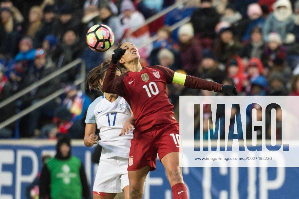 Fußball, SheBelieves Cup, USA - England March 4, 2017 - Harrison, New Jersey, U.S - USA midfielder CARLI LLOYD 10 heads the ball away from England midfielder FARA WILLIAMS 17 during the SheBelieves Cup match at Red Bull Arena in Harrison, NJ. Soccer 2017 - England defeats USWNT 1-0 - ZUMAs192 20170304_zap_s192_026