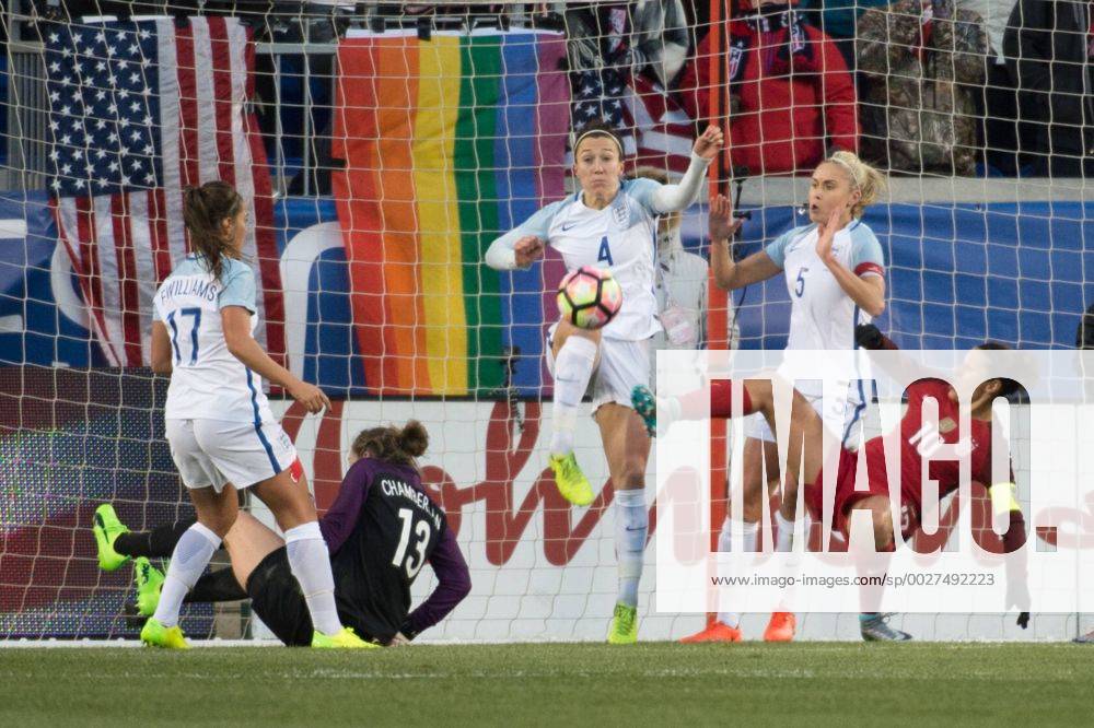 Fußball, SheBelieves Cup, USA - England March 4, 2017 - Harrison, New Jersey, U.S - England defender LUCY BRONZE 4 and England defender STEPH HOUGHTON 5 fight for the ball against USA midfielder CARLI LLOYD 10 during the SheBelieves Cup match at Red Bull Arena in Harrison, NJ. Soccer 2017 - England defeats USWNT 1-0 - ZUMAs192 20170304_zap_s192_031