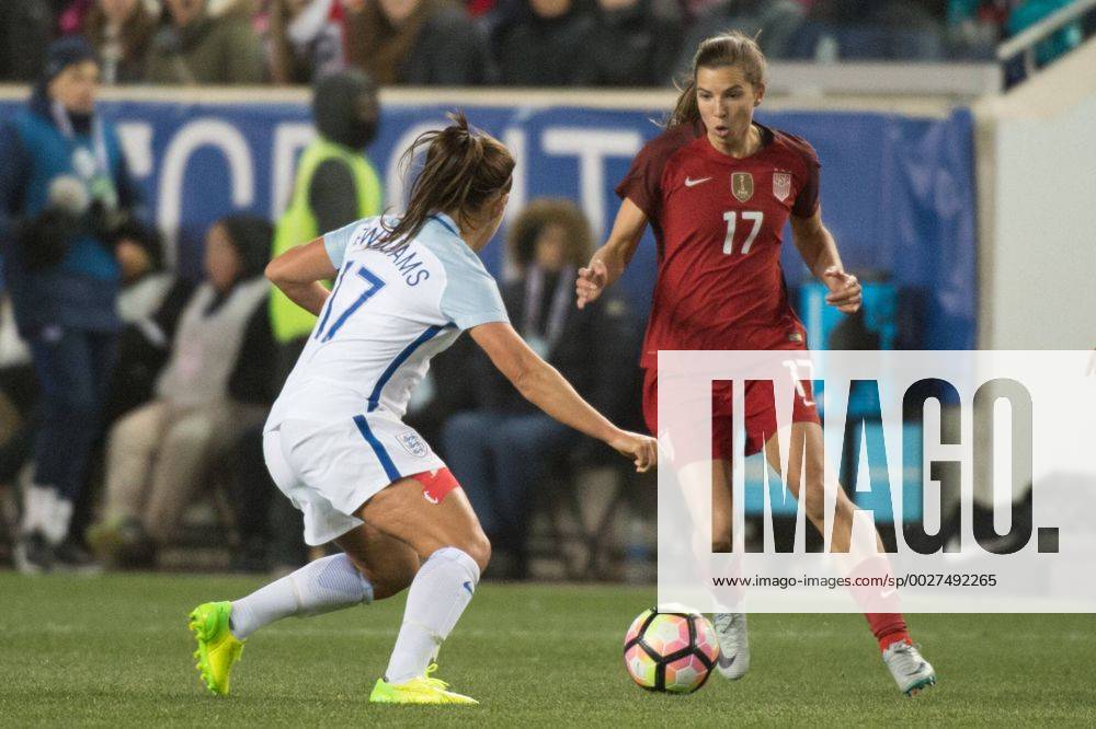 Fußball, SheBelieves Cup, USA - England March 4, 2017 - Harrison, New Jersey, U.S - USA midfielder TOBIN HEATH 17 dribbles the ball pasty England midfielder FARA WILLIAMS 17 during the SheBelieves Cup match at Red Bull Arena in Harrison, NJ. Soccer 2017 - England defeats USWNT 1-0 - ZUMAs192 20170304_zap_s192_040