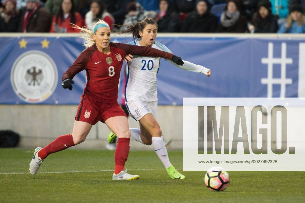 Fußball, SheBelieves Cup, USA - England March 4, 2017 - Harrison, New Jersey, U.S - USA defender JULIE JOHNSTON 8 fights off England forward KAREN CARNEZ 20 during the SheBelieves Cup match at Red Bull Arena in Harrison, NJ. Soccer 2017 - England defeats USWNT 1-0 - ZUMAs192 20170304_zap_s192_029