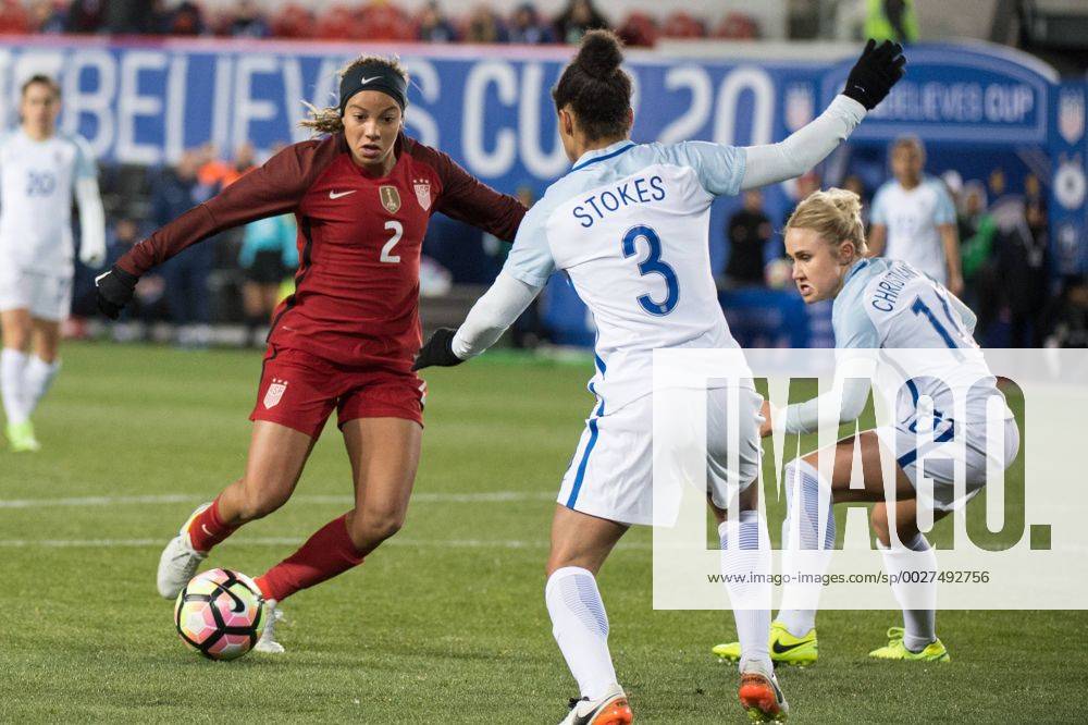 Fußball, SheBelieves Cup, USA - England March 4, 2017 - Harrison, New Jersey, U.S - USA forward MALLORY PUGH 2 dribbles the ball against England defender DEMI STOKES 3 and England midfielder IZZY CHRISTIANSEN 10 during the SheBelieves Cup match at Red Bull Arena in Harrison, NJ. Soccer 2017 - England defeats USWNT 1-0 - ZUMAs192 20170304_zap_s192_034