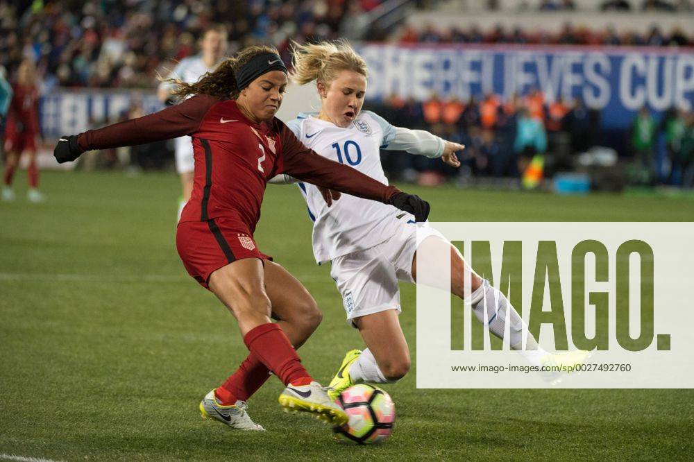 Fußball, SheBelieves Cup, USA - England March 4, 2017 - Harrison, New Jersey, U.S - England midfielder IZZY CHRISTIANSEN 10 defends a cross by USA forward MALLORY PUGH 2 during the SheBelieves Cup match at Red Bull Arena in Harrison, NJ. Soccer 2017 - England defeats USWNT 1-0 - ZUMAs192 20170304_zap_s192_044