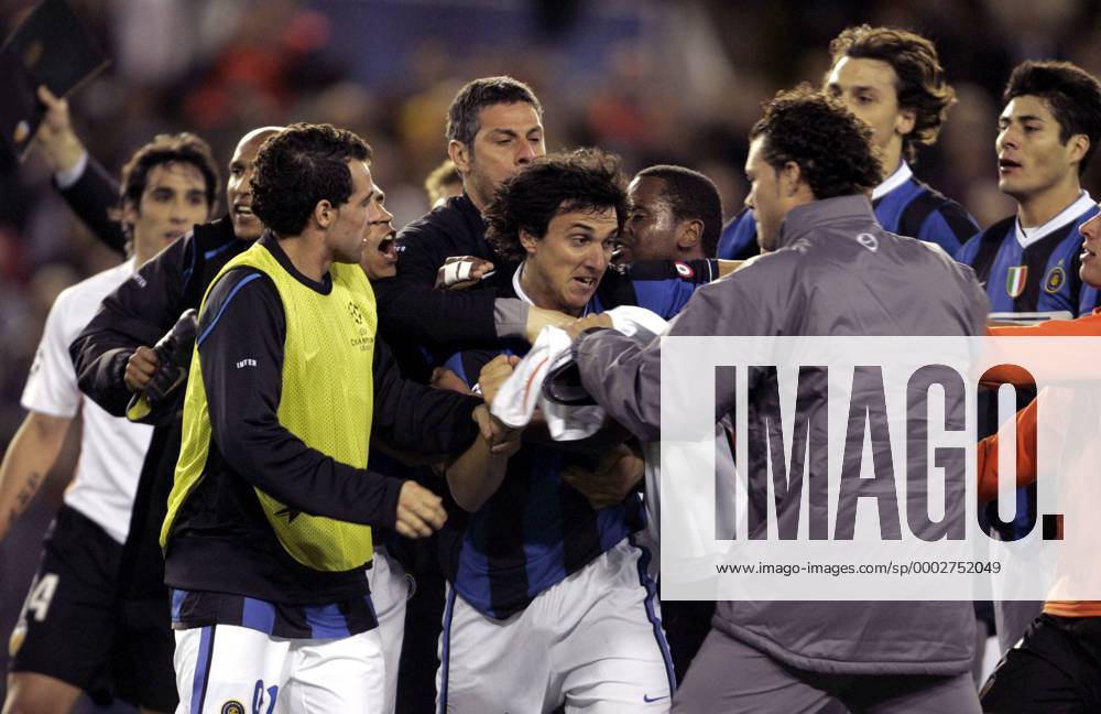 David Navarro (vorn re., Valencia) wird nach seiner Unsportlichkeit von den Inter Mailand Spielern gestellt, Nicolas Burdisso (2.v.li.) steht ihm gegenüber - Fußball EC 1 Herren Champions League 2006 2007, CF Valencia - FC Internazionale Mailand 0:0, Achtelfinale, Vdig Totale Verlierer verloren Niederlage aus ausgeschieden Valencia Ausscheiden Jagd, jagen Kampf, Spannung, Wut, Fußball EC 1 Herren Champions League 2006 2007, CF Valencia - FC Internazionale Mailand 0:0, Achtelfinale, Vdig Totale Verlierer verloren Niederlage aus ausgeschieden Valencia Ausscheiden Jagd, jagen Kampf, Spannung, Wut,