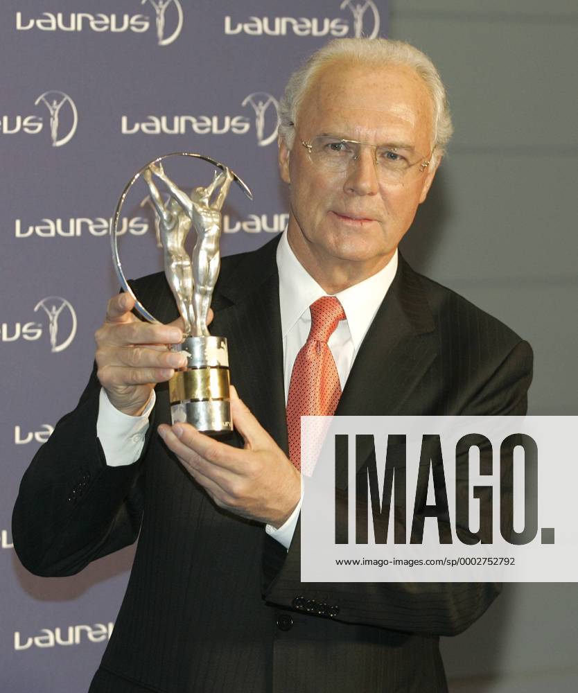 Franz Beckenbauer (Deutschland) präsentiert stolz den Laureus Award 2007 für sein Lebenswerk Fußball Herren Laureus World Sports Awards 2007, Preisverleihung, Wahl, Sportlerwahl, Ehrung, Sportlerehrung Einzelbild Barcelona Freude, Fußball Herren Laureus World Sports Awards 2007, Preisverleihung, Wahl, Sportlerwahl, Ehrung, Sportlerehrung Einzelbild Barcelona Freude,