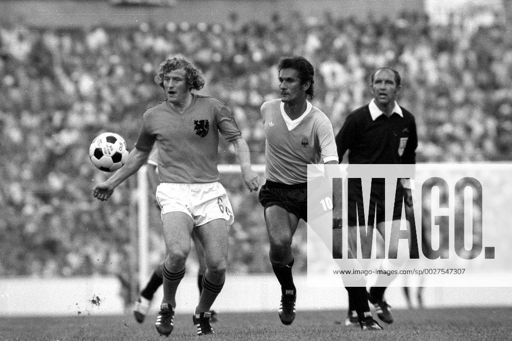 Wim Jansen (Niederlande, li.) gegen Pedro Rocha (Uruguay)