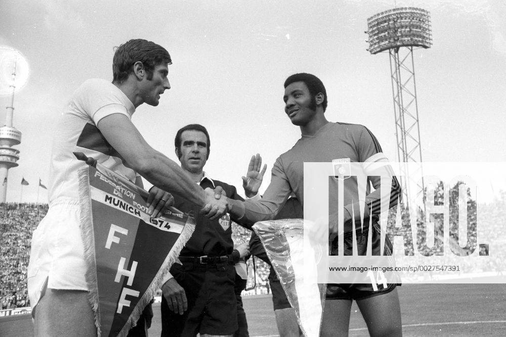 Giacinto Facchetti (Italien) und Wilner Nazaire (Haiti) - Shakehands und Wimpeltausch, dahinter FIFA Schiedsrichter Vicente Llobregat (Venezuela)