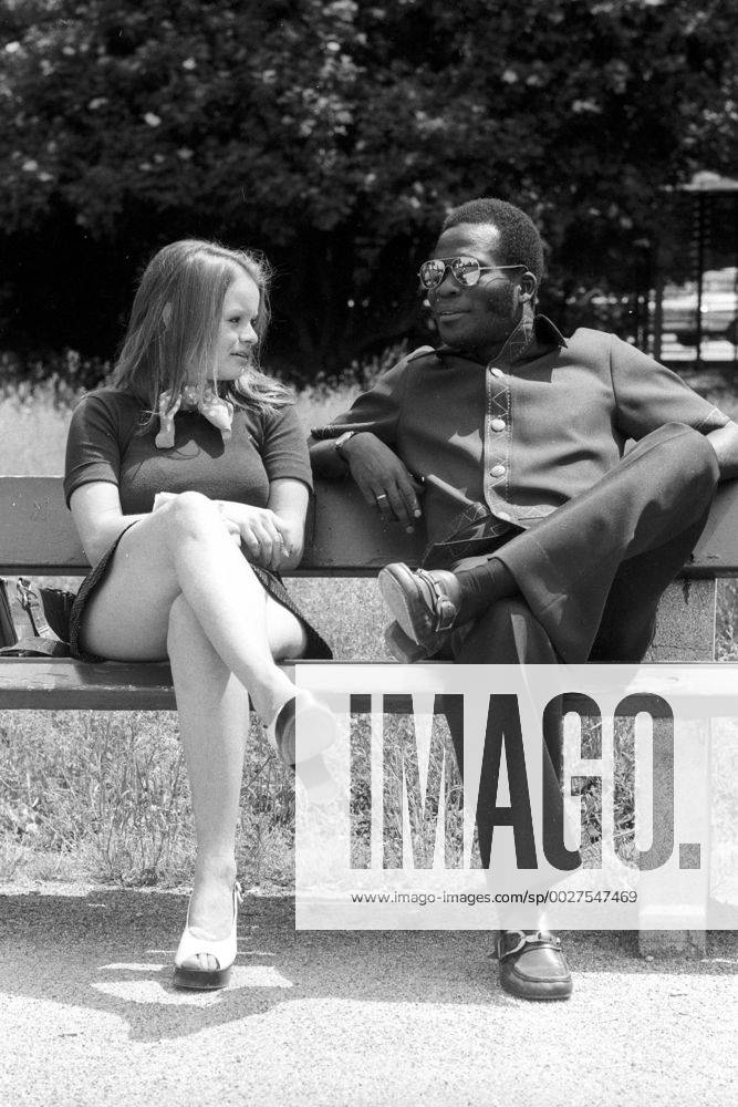 WM 1974, Ausflug Haiti in den Tierpark München, Emmanuel Sanon mit Frau auf einer Bank
