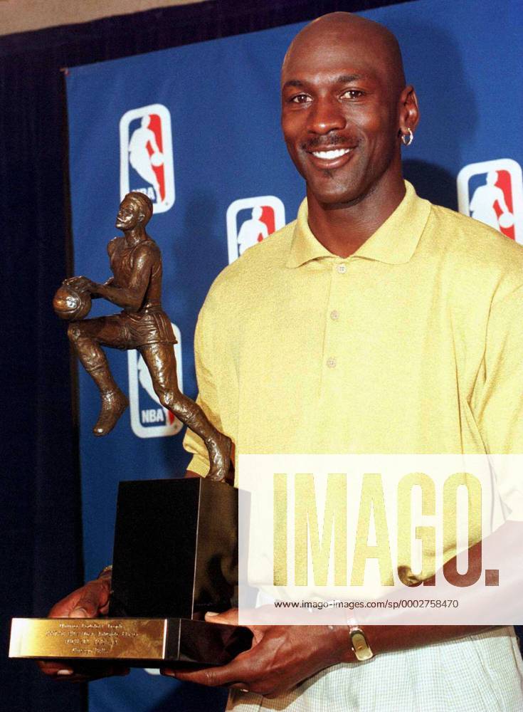 Michael Jordan (Chicago Bulls) - wertvollster Spieler der Saison 1997 1998 - (chi98051801) Basketball Herren NBA 1997 1998, Preisverleihung, Auszeichnung, Spielerauszeichnung, Ehrung, Spielerehrung Einzelbild Chicago Freude, Basketball Herren NBA 1997 1998, Preisverleihung, Auszeichnung, Spielerauszeichnung, Ehrung, Spielerehrung Einzelbild Chicago Freude,