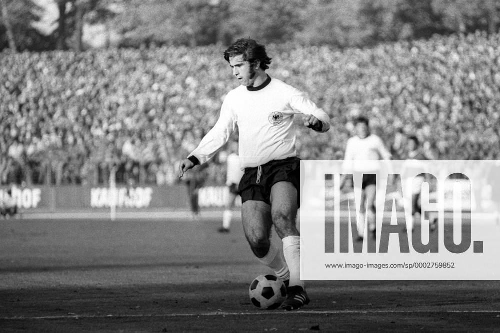 Gerd Müller (BR Deutschland) am Ball Fußball Länderspiel Herren EM Qualifikation 1970, Nationalmannschaft, Nationaltrikot, BRD, Vneg, Vsw Einzelbild Köln Dynamik, Fußball Länderspiel Herren EM Qualifikation 1970, Nationalmannschaft, Nationaltrikot, BRD, Vneg, Vsw Einzelbild Köln Dynamik,