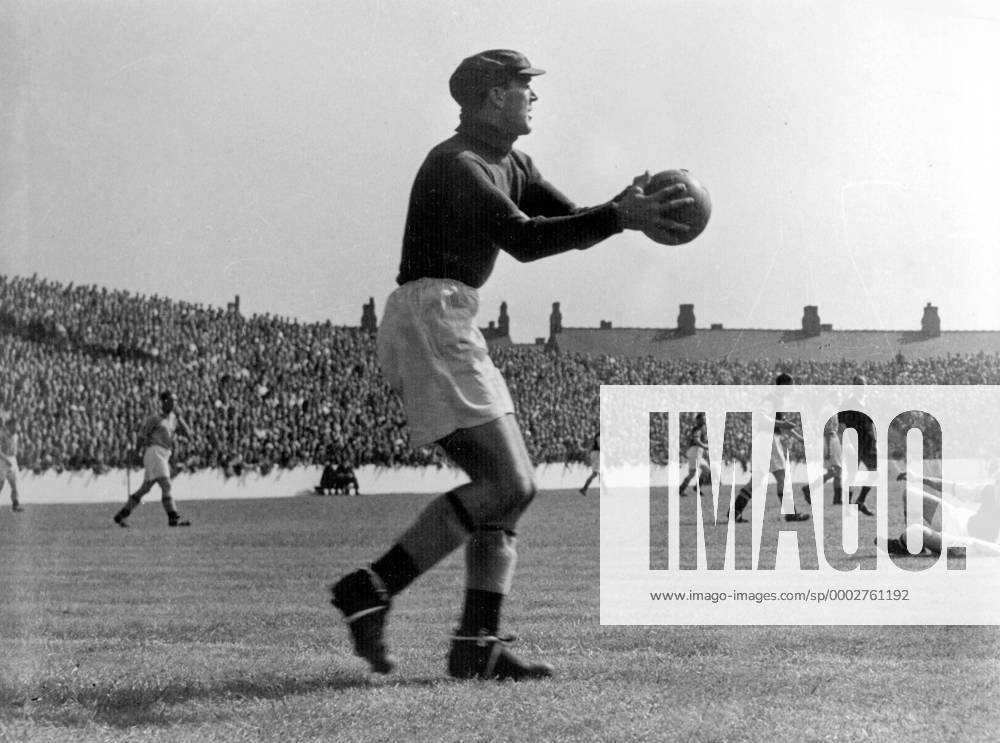 Torwart Frank Swift (Manchester City) am Ball - Fußball Herren English Football League First Division 1948 1949, One, 1. Englische Liga, Manchester City Einzelbild Aufnahmedatum geschätzt Manchester Fußball Herren English Football League First Division 1948 1949, One, 1. Englische Liga, Manchester City Einzelbild Aufnahmedatum geschätzt Manchester